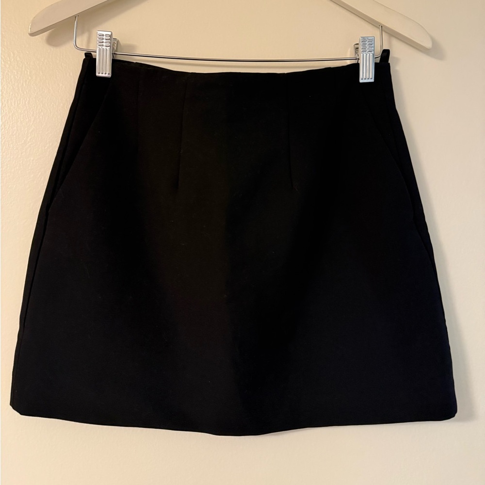 Aritzia Babaton Kingsley Skirt - black, sz 6